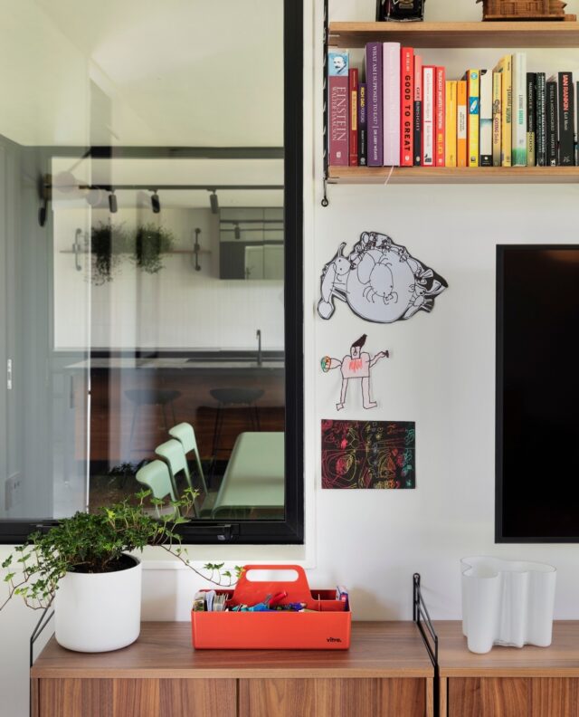 At this Westmere home, every room converses with each other. The lofty kitchen is the lynchpin that connects all the home's spaces, including a covered outdoor dining space which flows to the lawn.⁠
⁠
⁠
Photo: @simon_devitt